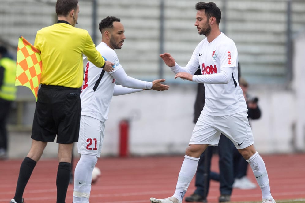Dominik Weiß und Yasin Yilmaz von Türkgücü München: Der Klub steigt nun in die 3. Liga auf.