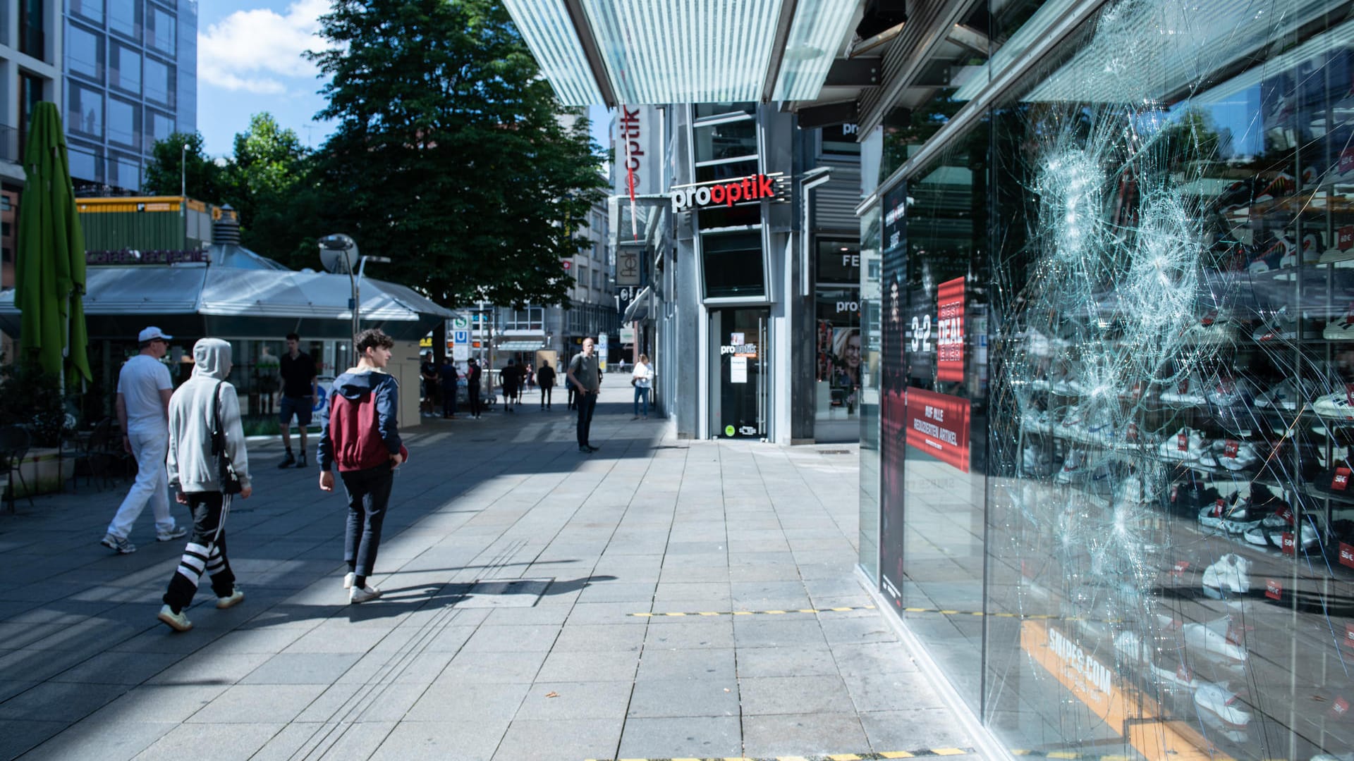 Ein beschädigtes Schaufenster eines Bekleidungsgeschäfts nach den schweren Ausschreitungen in Stuttgart: Die Polizeigewerkschaft fordert nun eine Sperrstunde.