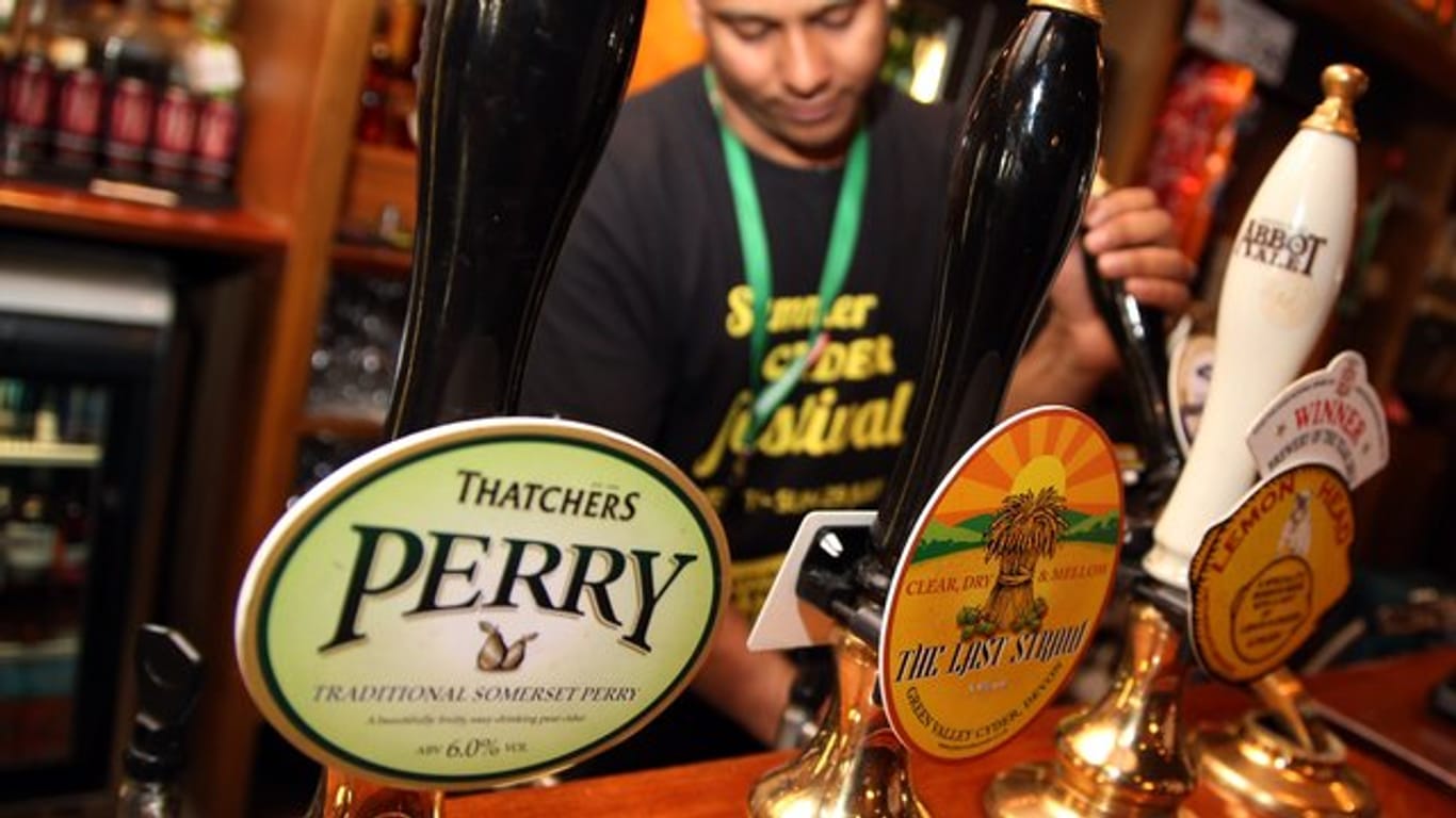 In einem Pub in London wird Bier ausgeschenkt.