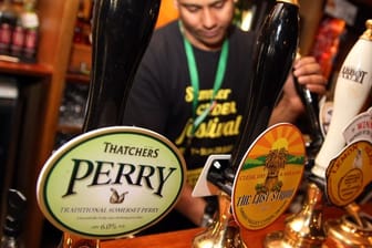 In einem Pub in London wird Bier ausgeschenkt.