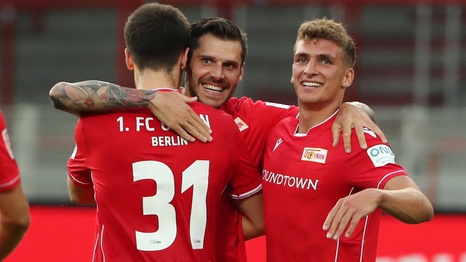 Christoph Trimmel (Mitte) feiert mit seinen Teamkollegen: Nachdem Trimmel und einige andere Union-Spieler mit Fans den Klassenerhalt feierten, prüfen jetzt die Berliner Behörden den Fall. Christoph Trimmel (Mitte) feiert mit seinen Teamkollegen: Nachdem Trimmel und einige andere Union-Spieler mit Fans den Klassenerhalt feierten, prüfen jetzt die Berliner Behörden den Fall.