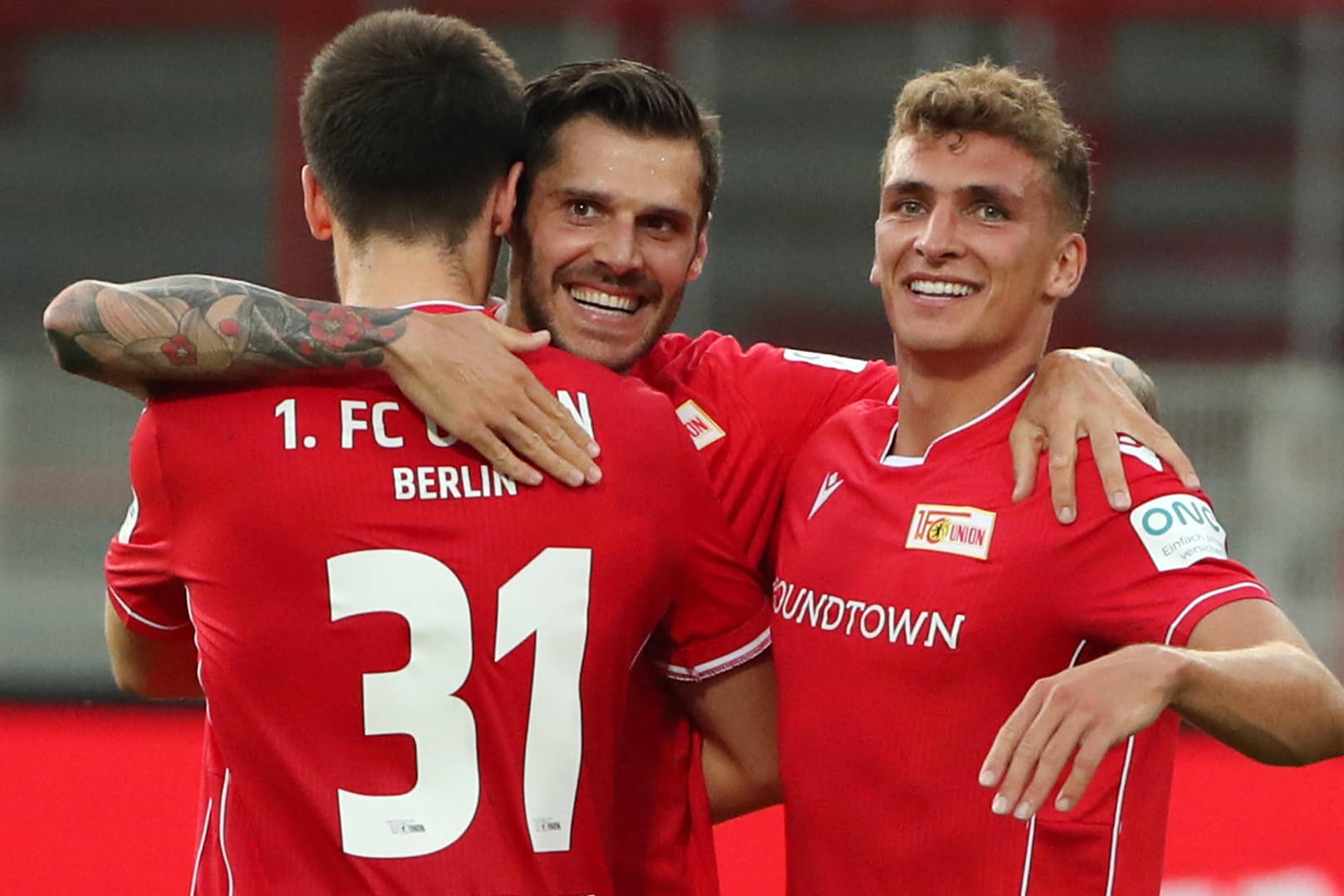 Christoph Trimmel (Mitte) feiert mit seinen Teamkollegen: Nachdem Trimmel und einige andere Union-Spieler mit Fans den Klassenerhalt feierten, prüfen jetzt die Berliner Behörden den Fall.