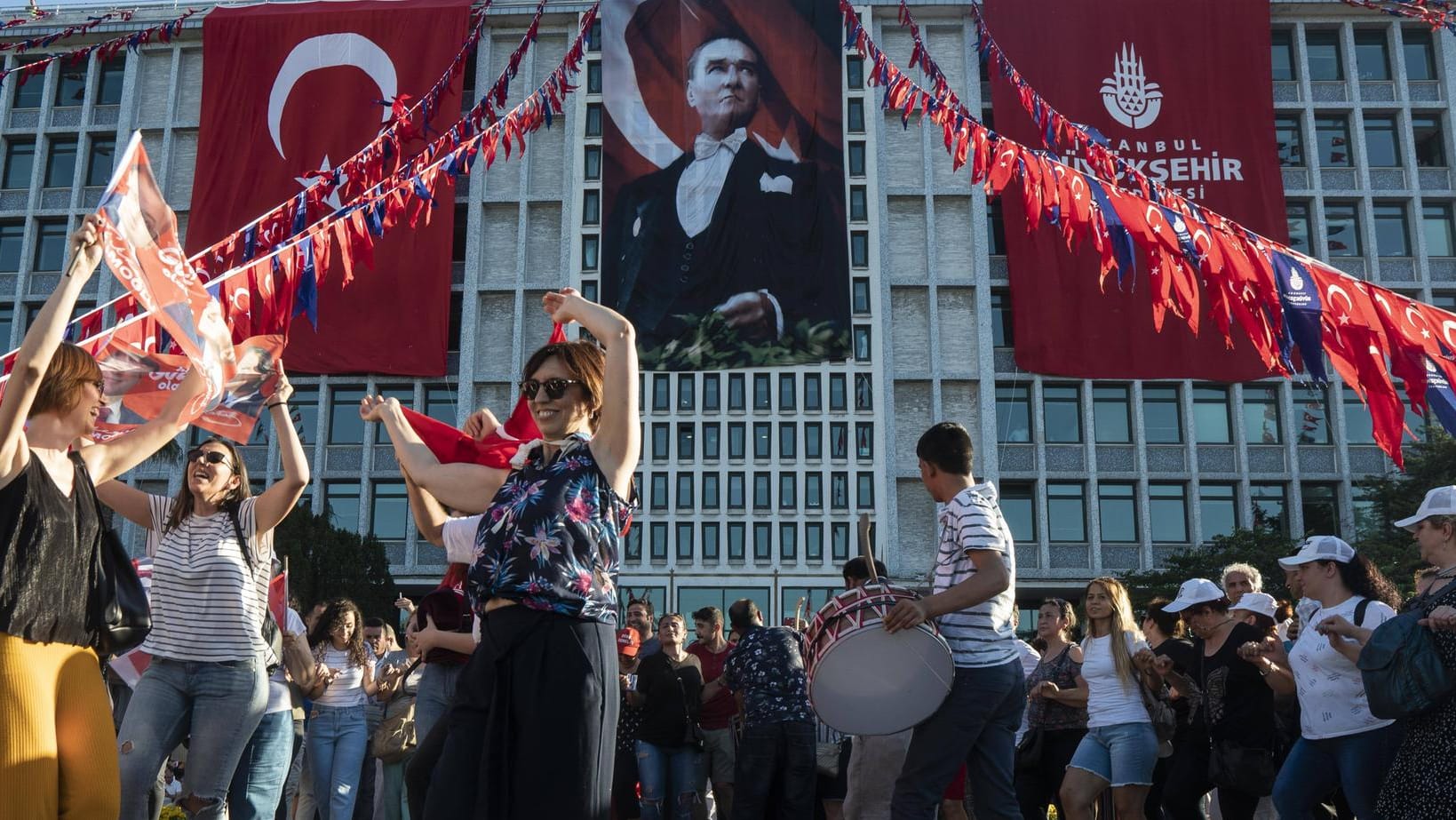 Übergabezeremonie vom neuen Bürgermeister Ekrem Imamoglu 2019: Die Anhänger seiner Partei freuen sich über seinen Wahlsieg.