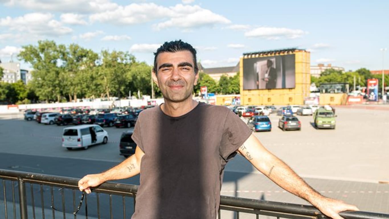 Fatih Akin vor der Aufführung seines Films „Tschick“ im Autokino auf dem Heiligengeistfeld.
