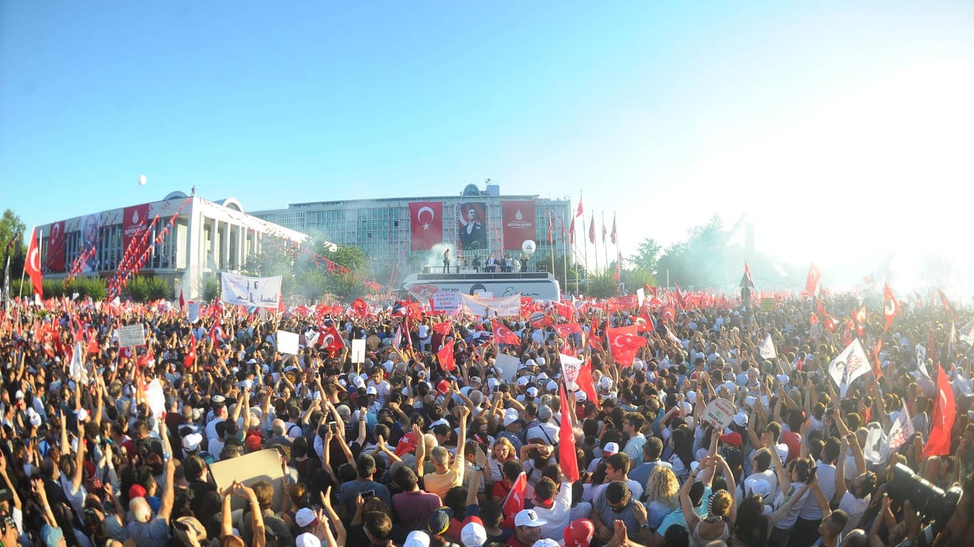 Feiernde Menschenmassen nach der Bürgermeisterwahl 2019 in Istanbul. Ekrem Imamoglu hat gewonnen.