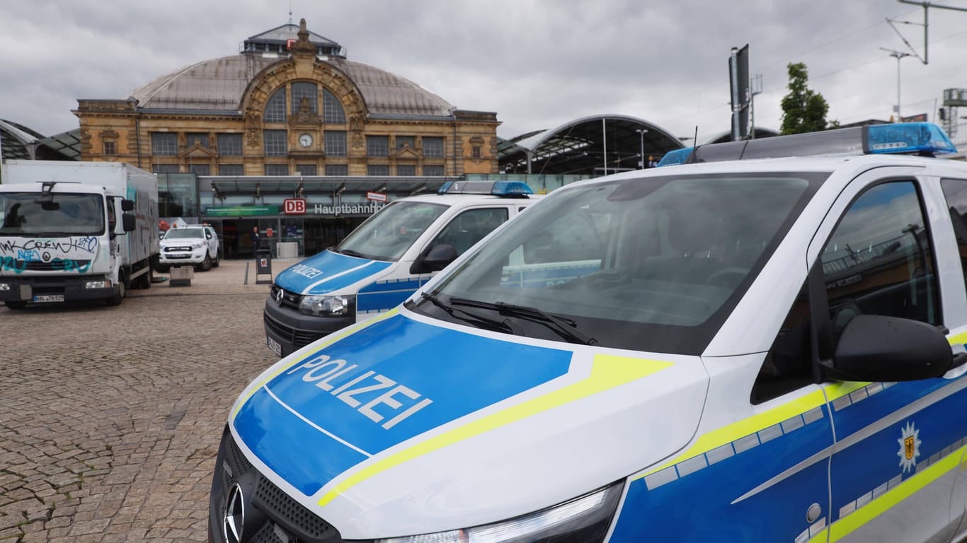 Polizei am Hauptbahnhof in Halle (Saale): Ein 53-Jähriger hat ein Messer gezückt und ist vor Beamten geflüchtet. (Archivbild)