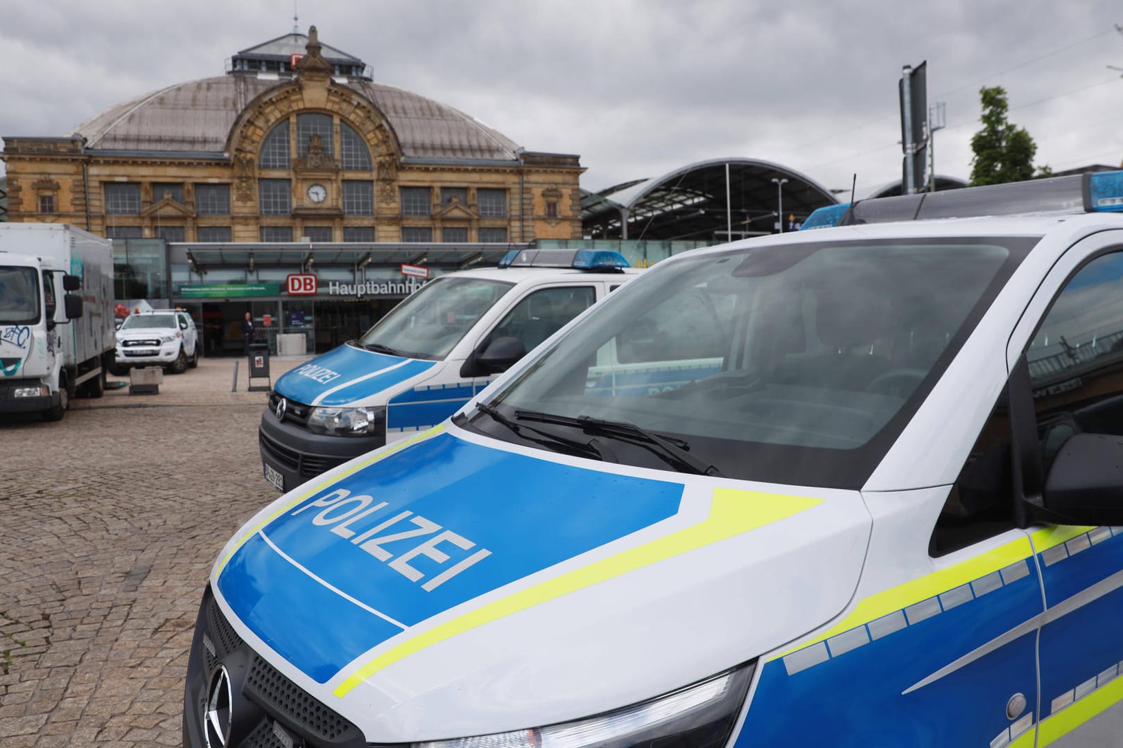 Polizei am Hauptbahnhof in Halle (Saale): Ein 53-Jähriger hat ein Messer gezückt und ist vor Beamten geflüchtet. (Archivbild)