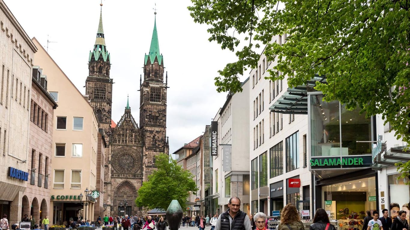 Fußgängerzone in der Innenstadt Nürnbergs mit Blick auf die Lorenzkirche: In einer Bank hinter der Kirche hat es einen Bombenalarm gegeben.