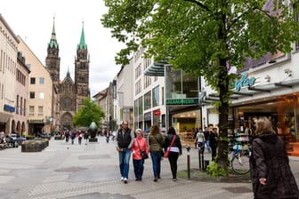 Fußgängerzone in der Innenstadt Nürnbergs mit Blick auf die Lorenzkirche: In einer Bank hinter der Kirche hat es einen Bombenalarm gegeben.