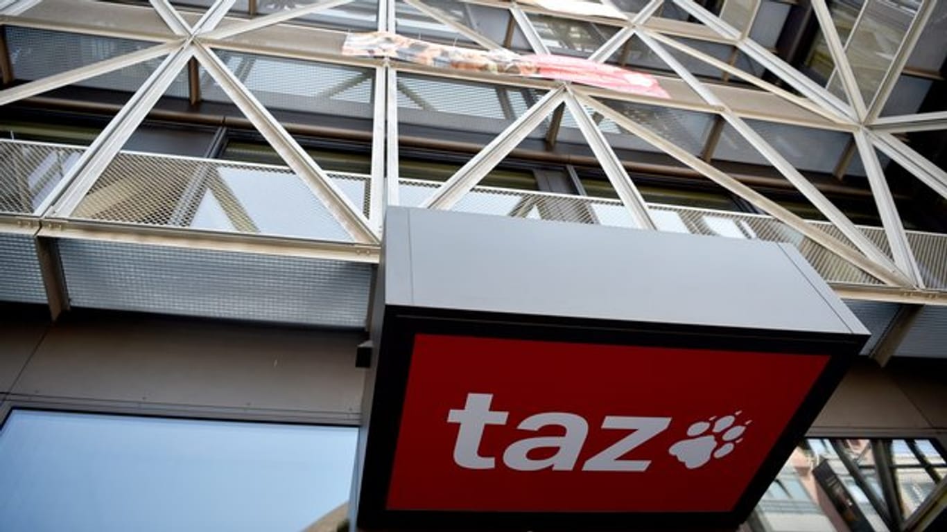 Das Logo der Tageszeitung "taz" ist am Eingang des Redaktionsgebäudes in Berlin-Mitte zu sehen.