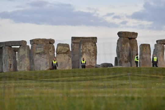 Das Bauwerk Stonehenge in Großbritannien ist der berühmteste Steinkreis der Welt.