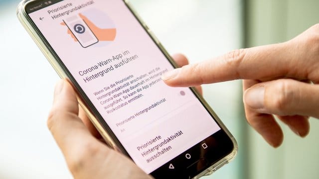 Nutzer eines Android-Geräts müssen der Corona-Warn-App erlauben, ständig im Hintergrund aktiv sein zu dürfen. Nutzer eines Android-Geräts müssen der Corona-Warn-App erlauben, ständig im Hintergrund aktiv sein zu dürfen.