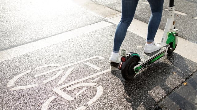 So ist es richtig: E-Tretroller gehören erst einmal auf den Radweg.