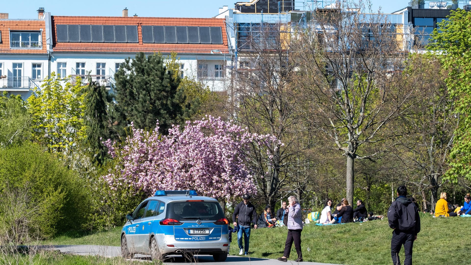 Ein Streifenwagen der Berliner Polizei fährt durch den Mauerpark: Bei gutem Wetter wollen die Berliner Beamten in Parks die Einhaltung der Corona-Regeln kontrollieren.