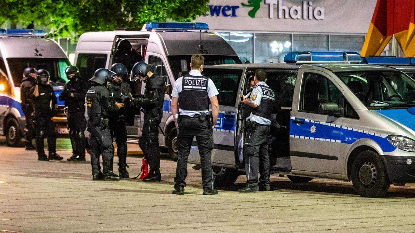 Einheiten der Polizei stehen in der Stuttgarter Innenstadt: Es kam dort zu Plünderungen und Gewalttaten.