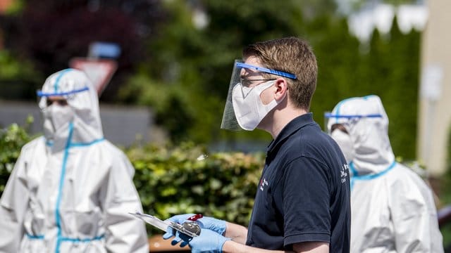 Helfer vom Deutschen Roten Kreuz im Einsatz: 40 mobile Testteams sind unterwegs, um Angestellte der Firma Tönnies zu Hause in ihrer Quarantäne aufzusuchen. Helfer vom Deutschen Roten Kreuz im Einsatz: 40 mobile Testteams sind unterwegs, um Angestellte der Firma Tönnies zu Hause in ihrer Quarantäne aufzusuchen.