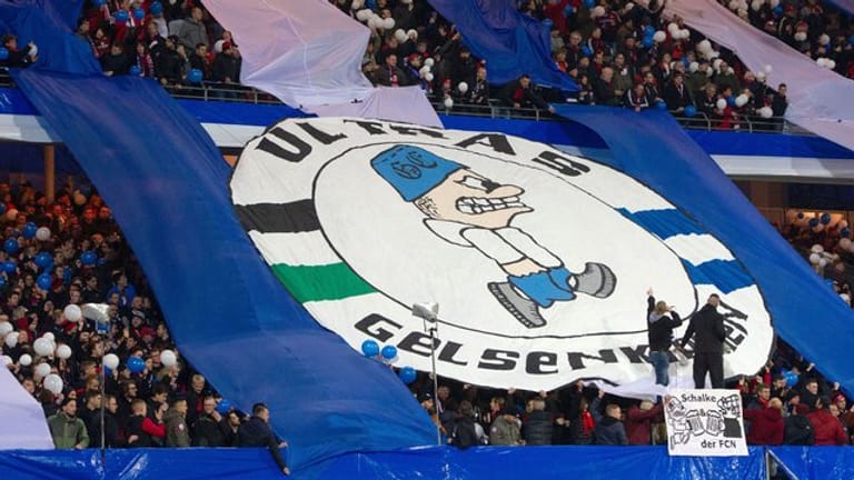 Im Stadion konnten die Ultras vom FC Schalke 04 wegen der Geisterspiele ihrem Unmut keine Luft verschaffen.