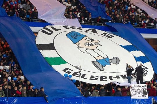 Im Stadion konnten die Ultras vom FC Schalke 04 wegen der Geisterspiele ihrem Unmut keine Luft verschaffen.