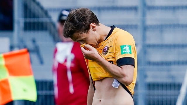 Dresdens Chris Löwe verlässt in Sandhausen nach der Roten Karte das Spielfeld. Dresdens Chris Löwe verlässt in Sandhausen nach der Roten Karte das Spielfeld.