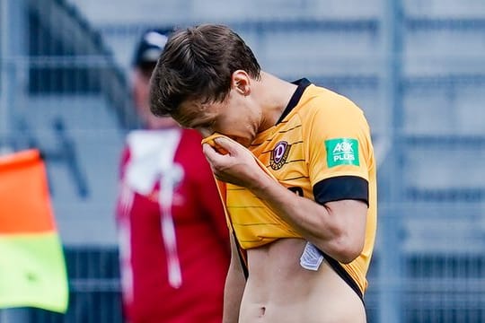 Dresdens Chris Löwe verlässt in Sandhausen nach der Roten Karte das Spielfeld.