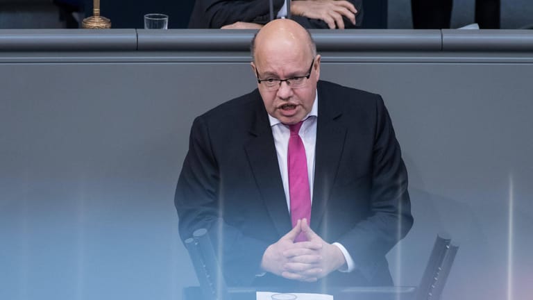Plenarsitzung im Deutschen Bundestag: Altmaier, der Bundesminister für Wirtschaft und Energie, spricht am Rednerpult.