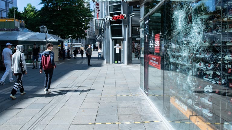 Zerstörtes Schaufenster in Stuttgart: Wie kam es zu den Randalen in der baden-württembergischen Hauptstadt?