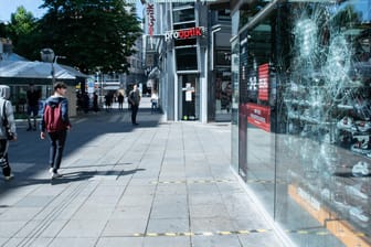 Zerstörtes Schaufenster in Stuttgart: Wie kam es zu den Randalen in der baden-württembergischen Hauptstadt?