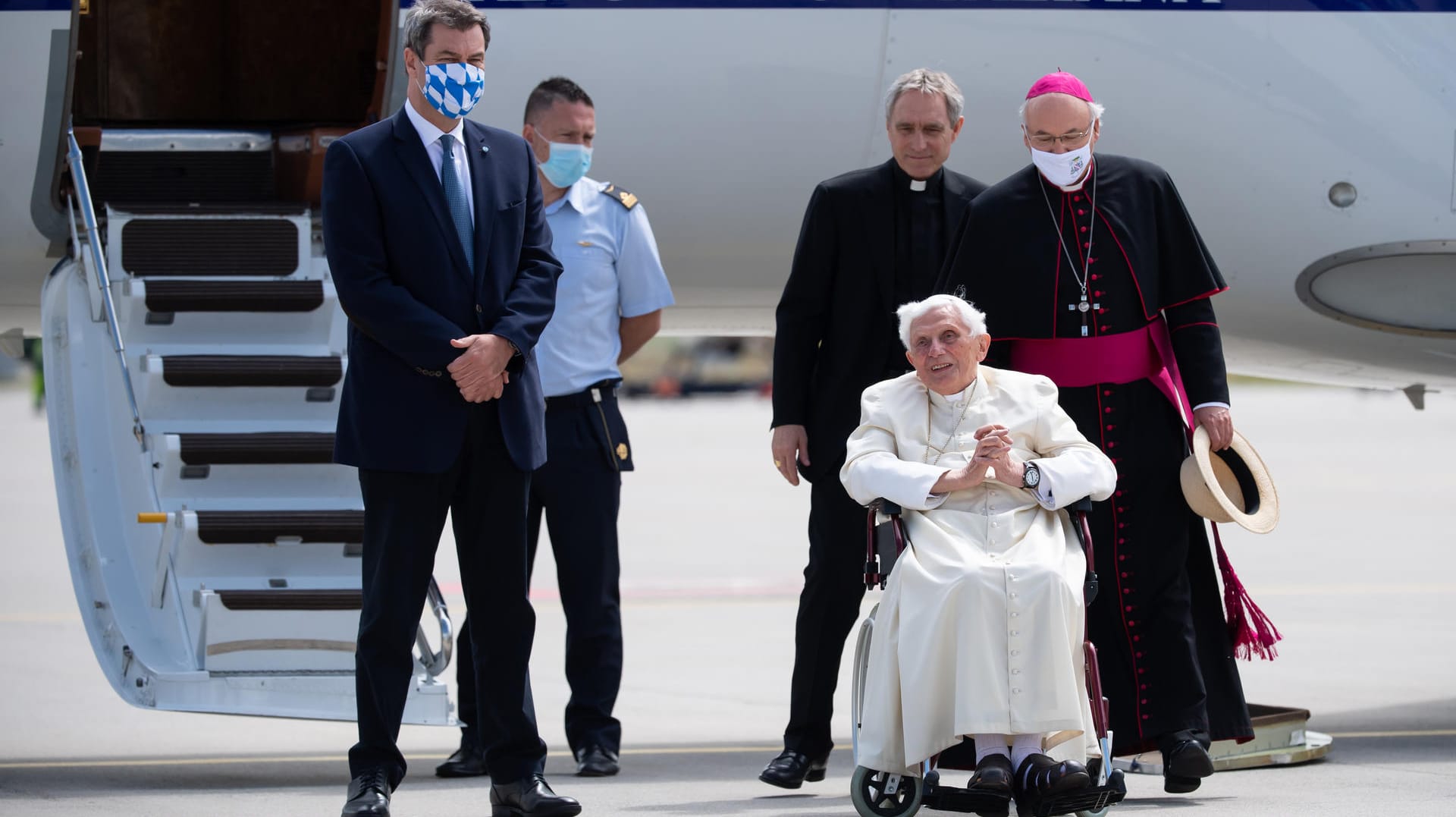 Markus Söder (l) verabschiedet den ehemaligen Papst: Der 93-Jährige hatte seinen kranken Bruder in Regensburg besucht.