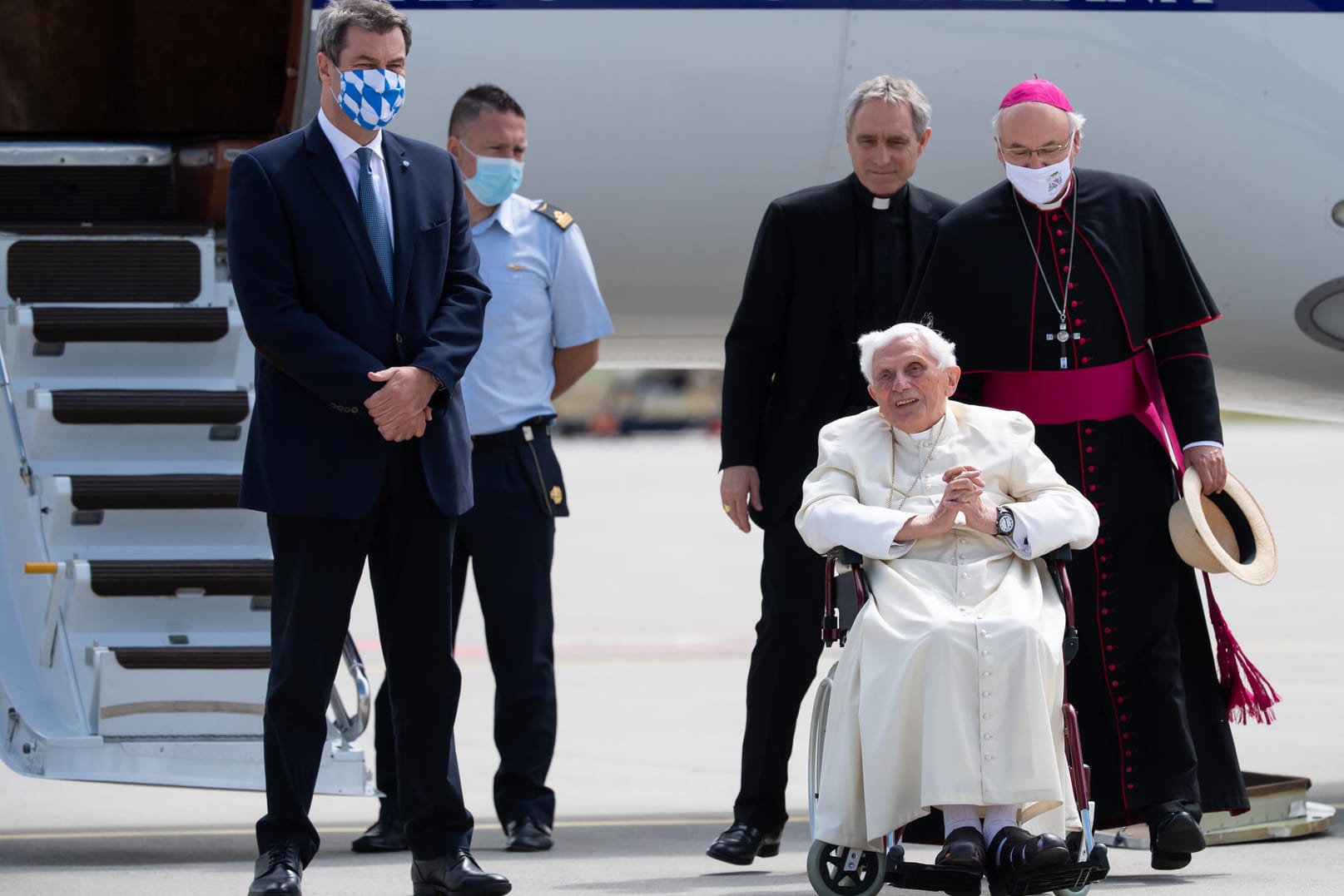 Markus Söder (l) verabschiedet den ehemaligen Papst: Der 93-Jährige hatte seinen kranken Bruder in Regensburg besucht.