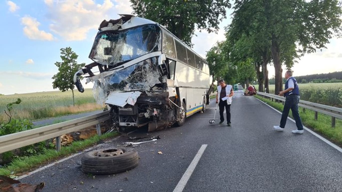 Der beschädigte Reisebus: Ein Mann kam bei dem Unfall ums Leben.