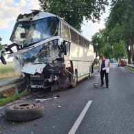 Der beschädigte Reisebus: Ein Mann kam bei dem Unfall ums Leben.