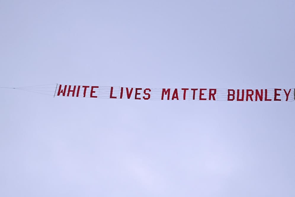 "White Lives Matter Burnley": Ein Flugzeug fliegt mit der Parole über das Stadion in Manchester.