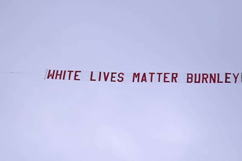 Ein Flugzeug zieht kurz nach dem Anpfiff ein Banner über das Etihad-Stadion.