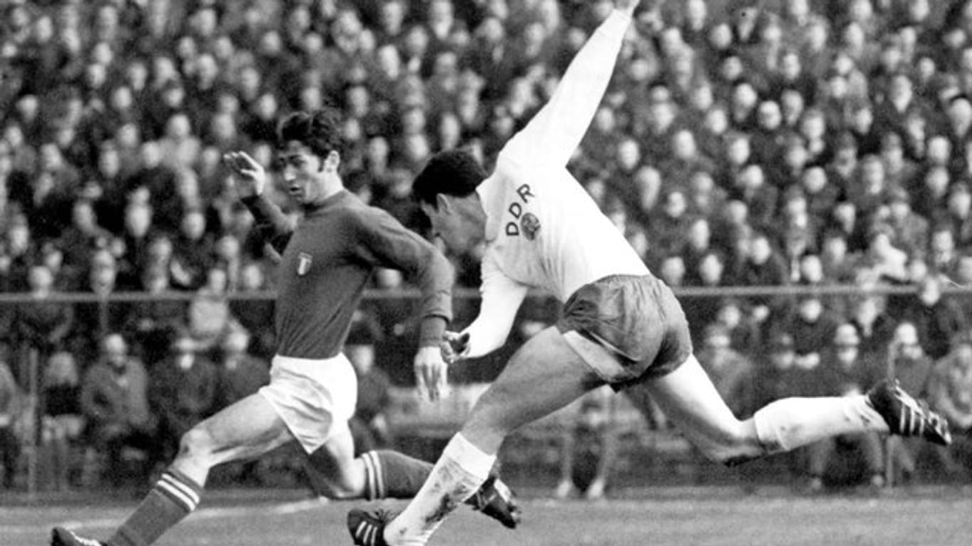 Der italienische Stürmer Pierino Prati (l) 1969 bei einem WM-Qualifikationsspiel in Aktion gegen DDR-Stürmer Eberhard Vogel.