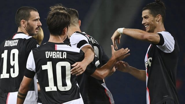 Cristiano Ronaldo (r) gratuliert Paulo Dybala (2.