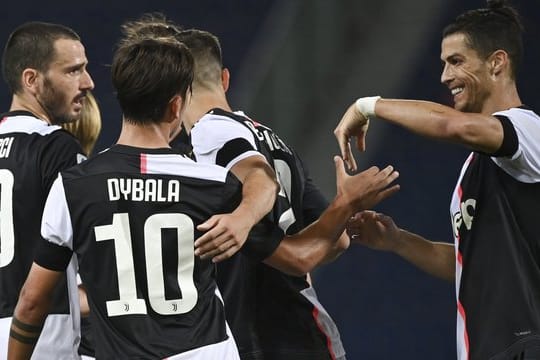 Cristiano Ronaldo (r) gratuliert Paulo Dybala (2.