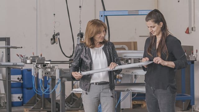 Bettina Weiss (r) hat die Geschätsfürung bei SWO Werkzeug und Formenbau von ihrer Mutter übernommen. Bettina Weiss (r) hat die Geschätsfürung bei SWO Werkzeug und Formenbau von ihrer Mutter übernommen.
