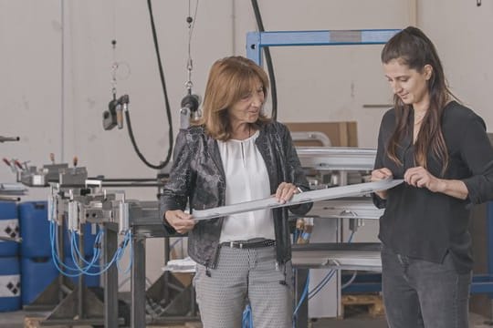 Bettina Weiss (r) hat die Geschätsfürung bei SWO Werkzeug und Formenbau von ihrer Mutter übernommen.
