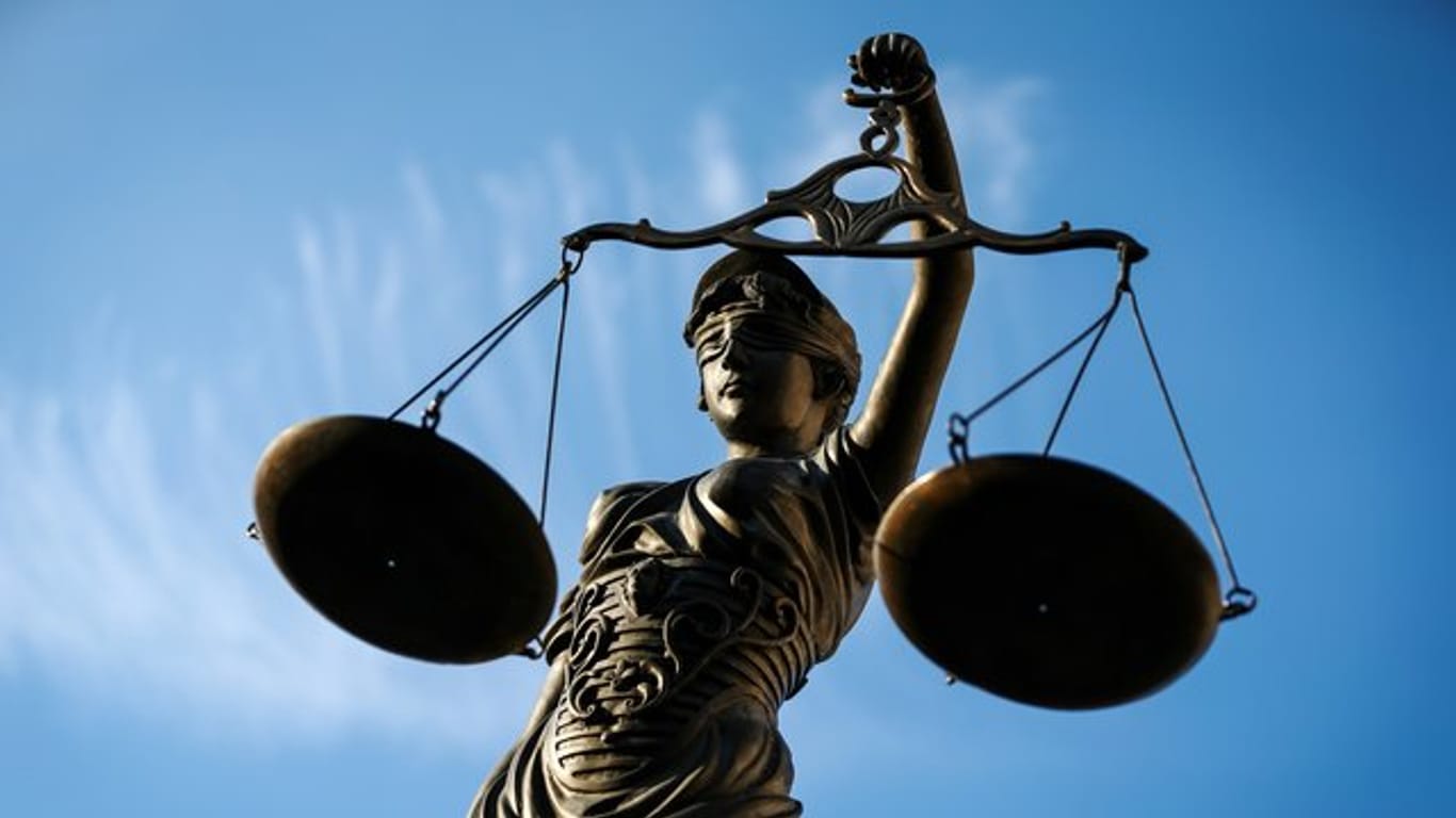 Eine Statue der Justitia hält eine Waage in ihrer Hand: Ein ehemaliger Trainer steht wegen Missbrauchs vor Gericht.