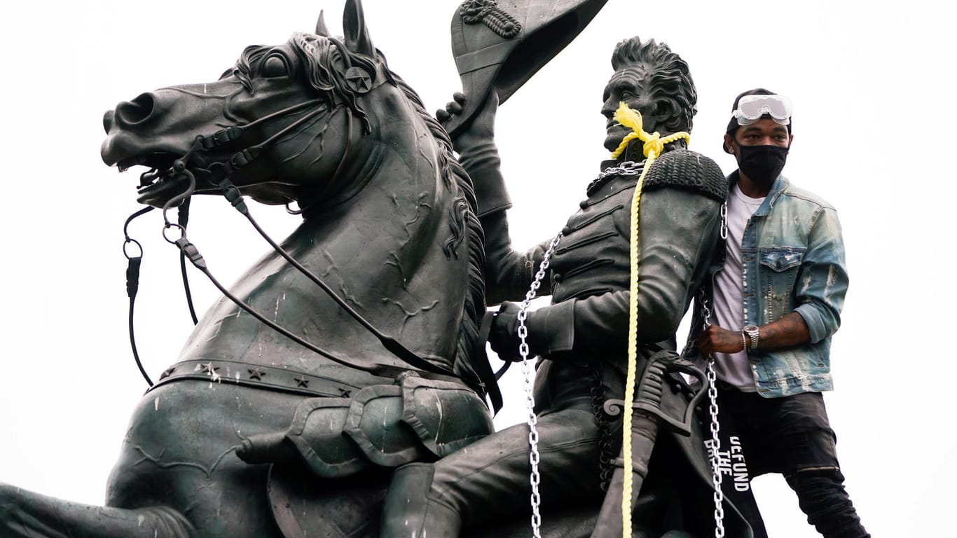 Demonstranten versuchen, die Statue von Ex-Präsident Andrew Jackson zu Fall zu bringen: Die Aktion wurde von der Polizei unterbunden.