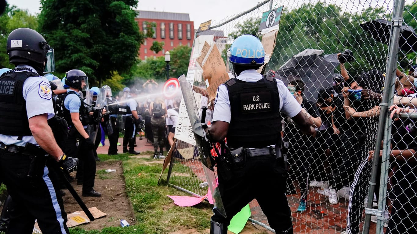 Die Polizei setzt Tränengas gegen Demonstranten ein: Vor dem Weißen Haus kam es zu einer Auseinandersetzung.