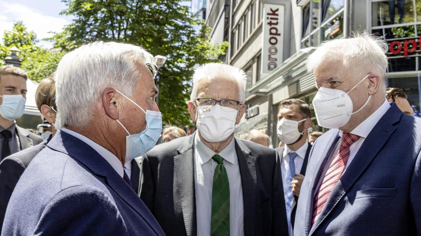 Bundesinnenminister Seehofer (rechts) macht sich mit Baden-Württembergs Ministerpräsidenten Kretschmann und Innenminister Strobl ein Bild nach den Krawallen in Stuttgart.