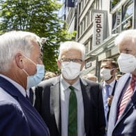 Bundesinnenminister Seehofer (rechts) macht sich mit Baden-Württembergs Ministerpräsidenten Kretschmann und Innenminister Strobl ein Bild nach den Krawallen in Stuttgart.
