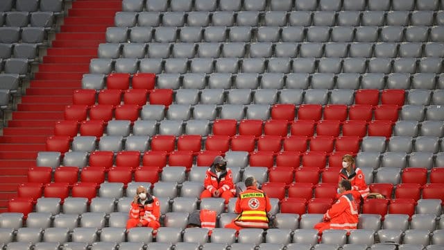 Heimvorteil futsch im leeren Stadion: Nur medizinisches Personal sitzt auf der leeren Tribüne. Heimvorteil futsch im leeren Stadion: Nur medizinisches Personal sitzt auf der leeren Tribüne.