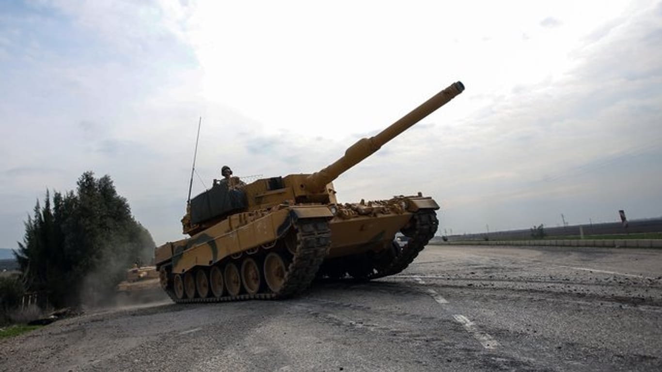 Ein Leopard 2A4 der türkischen Armee ist auf dem Weg nach Syrien.