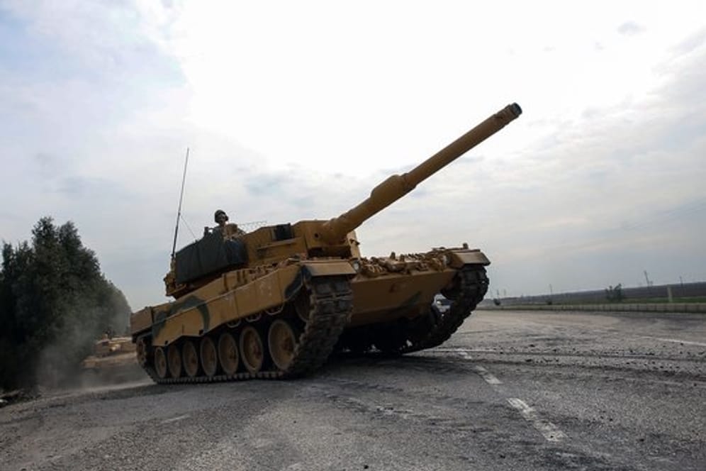 Ein Leopard 2A4 der türkischen Armee ist auf dem Weg nach Syrien.