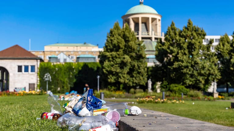 Müll auf dem Stuttgarter Schlossplatz am Tag nach den Ausschreitungen: Noch immer ist nicht klar, wie es zu den verstörenden Szenen kommen konnte.