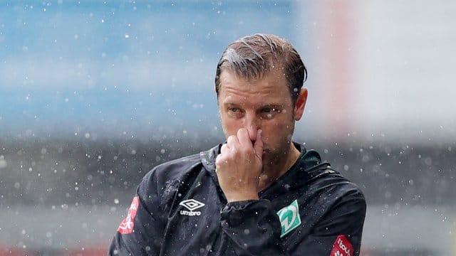 Florian Kohfeldt steht im Regen