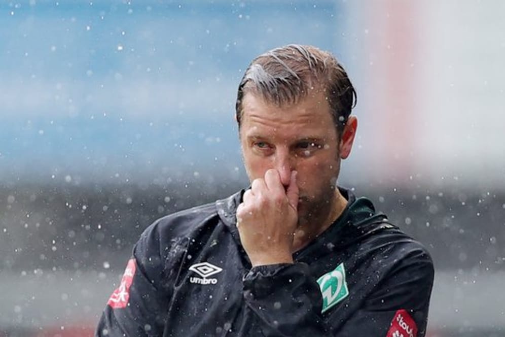 Florian Kohfeldt steht im Regen