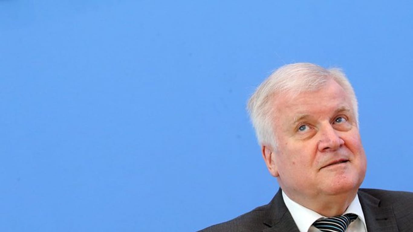 Hat die rechtsextremistische Vereinigung "Nordadler" verboten: Innenminister Seehofer.
